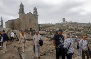 Muxía, la zona cero del 'Prestige', vuelve al foco internacional por sus populares piedras