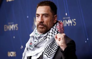 Bardem carga contra Israel en los Emmy con el puño en alto y pañuelo palestino