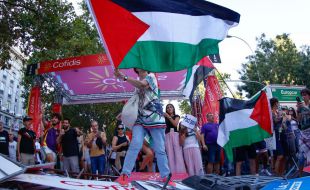Las protestas en La Vuelta impulsan a Telediario 2