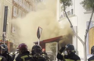 Nueve bomberos heridos, dos de ellos graves, en un incendio en un restaurante en Madrid