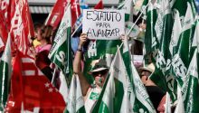 Multitudinaria manifestación de los profesionales sanitarios contra Mónica García por negarse a negociar