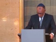 Merz rompe en lágrimas al recordar el holocausto en la inauguración de una sinagoga