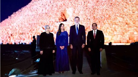 Lo Reyes contemplan el atardecer desde las pirámides de Guiza