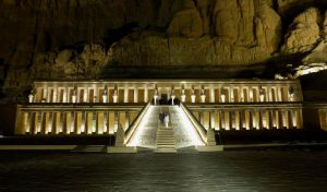Los Reyes inauguran la iluminación nocturna del templo de Hatshepsut