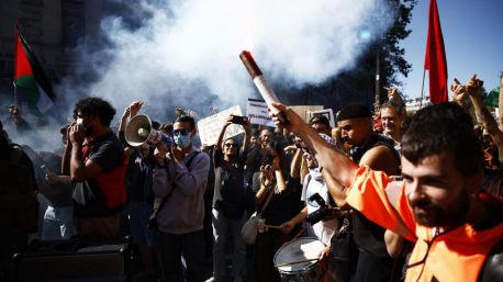 Al menos 3 heridos y 140 detenidos en las protestas de Francia contra los recortes