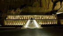 Los Reyes inauguran la iluminación nocturna del templo de Hatshepsut