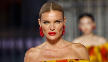 Esther Cañadas, top en los 90 y de nuevo desfilando: 'Intento ser auténtica, no perfecta'