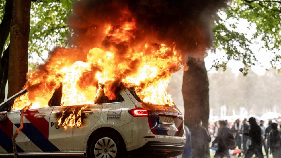 Choques y disturbios violentos durante una protesta antinmigración en Países Bajos