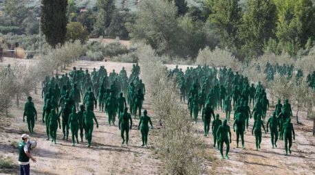 Un millar de voluntarios posan desnudos y de verde para la última obra de Spencer Tunick