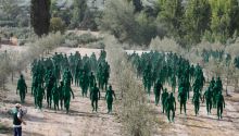Un millar de voluntarios posan desnudos y de verde para la última obra de Spencer Tunick