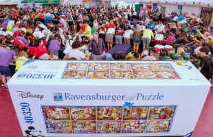 Ganan el Mundial de Puzles tras completar un rompecabezas de mil piezas en 76 minutos