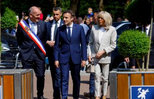 Los Macron presentarán pruebas para demostrar que Brigitte es mujer