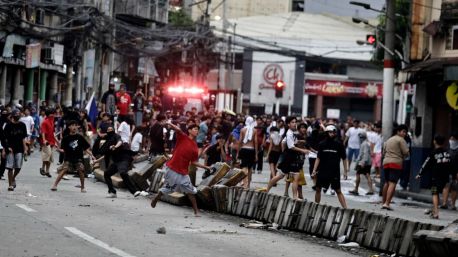 La ira contra la corrupción saca a decenas de miles de filipinos a la calle entre choques