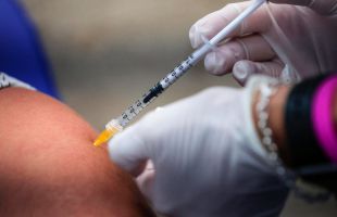 La Comunidad de Madrid comienza a vacunar del VRS a mayores y adultos vulnerables