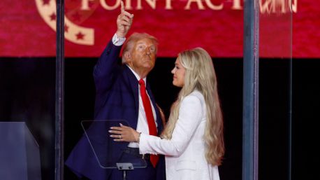 Trump honra a Charlie Kirk en un multitudinario funeral