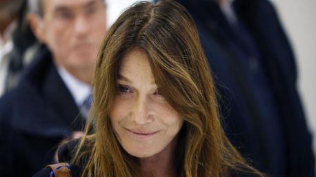 Carla Bruni arranca el capuchón del micro del medio que reveló la trama de Sarkozy