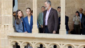 Los Reyes y Leonor visitan Olite y Tudela en pleno baño de cariño navarro