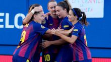 Liga F. El Barcelona alarga su reinado en el derbi catalán en el homenaje a Aitana