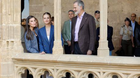 Los Reyes y Leonor visitan Olite y Tudela en pleno baño de cariño navarro