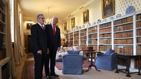 ¿Cómo es la revolucionaria medida de Starmer para frenar la inmigración ilegal en el Reino Unido?