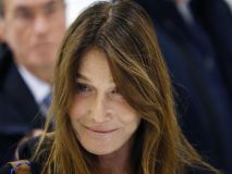 Carla Bruni arranca el capuchón del micro del medio que reveló la trama de Sarkozy