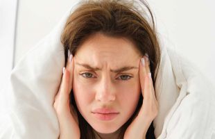 La migraña es más agresiva en personas que duermen poco