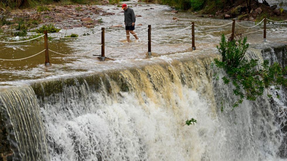 Alerta roja en Valencia por las lluvias torrenciales: calles inundadas en Sueca y Cullera