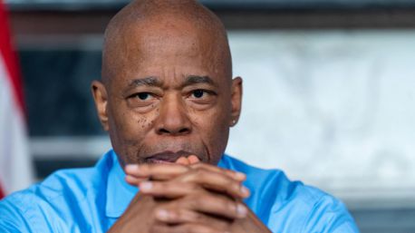 La renuncia de Adams deja la alcaldía de Nueva York en un duelo entre Cuomo y Mamdani