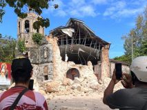 Aumentan a 72 los fallecidos en el terremoto de magnitud 6,9 en Filipinas