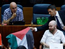 Ossorio estalla contra Más Madrid: 'Quite esa banderita, la del color de la dinastía abasí, omeya y el islam'