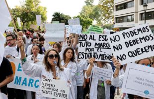 Los sindicatos médicos celebran el éxito de la huelga contra el nuevo estatuto de Mónica García