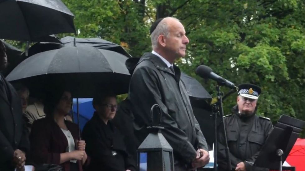 Monumental abucheo al viceprimer ministro británico en la vigilia por el atentado de Mánchester