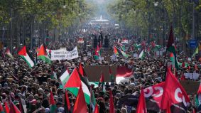 Miles de manifestantes propalestinos protestan en las calles de Barcelona y Madrid
