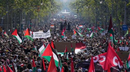 Miles de manifestantes propalestinos protestan en las calles de Barcelona y Madrid