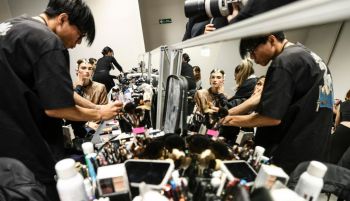 La nueva belleza: axilas coloreadas, maquillaje joya 'brillibrilli' y rubio recesión