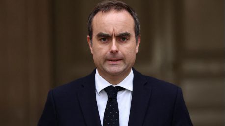 Francia ahonda su crisis con la dimisión de su primer ministro, al que Macron prorroga en el cargo