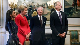 Felipe VI y Letizia recorren el Palacio Real de Bruselas junto a los reyes belgas