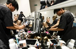 La nueva belleza: axilas coloreadas, maquillaje joya 'brillibrilli' y rubio recesión