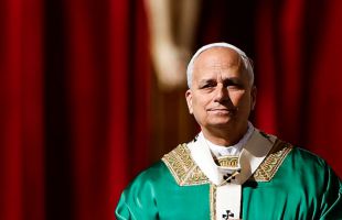 León XIV llama en su primera exhortación a 'denunciar la dictadura de una economía que mata'