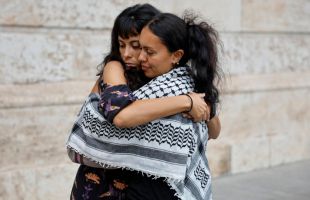 La activista española de la Flotilla acusada de morder a una funcionaria podría ir a prisión preventiva