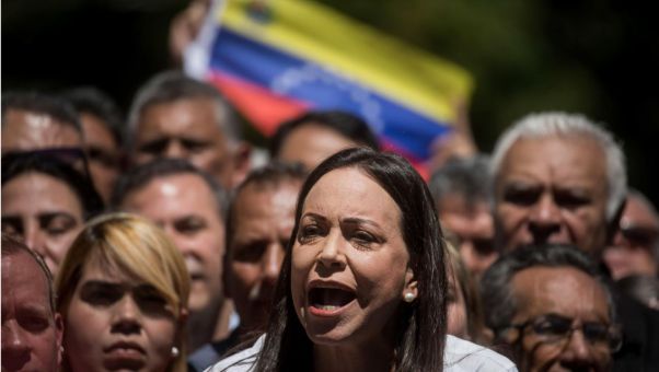 El Comité Nobel Noruego reconoce a la opositora al régimen de Maduro como uno de los ejemplos 'más extraordinarios de coraje civil en América Latina'.