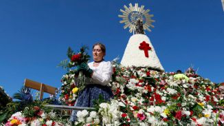 La Virgen del Pilar luce en Zaragoza su manto floral en una jornada multitudinaria
