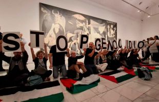 Una protesta de Marea Palestina obliga a desalojar la sala del 'Guernica'