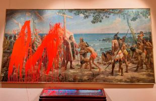 Dos activistas de Futuro Vegetal atacan un cuadro de Colón en el Museo Naval de Madrid