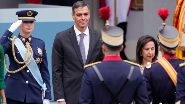 La Familia Real preside un desfile marcado por la tensión política, que se ha acortado al máximo a pesar del buen tiempo en Madrid.