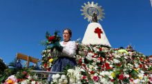 La Virgen del Pilar luce en Zaragoza su manto floral en una jornada multitudinaria