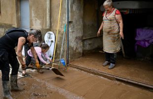 La dana anega el sur de Cataluña: 18 heridos, cortes de tráfico y fango