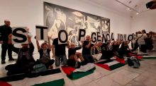Una protesta de Marea Palestina obliga a desalojar la sala del 'Guernica'