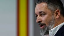 Abascal acusa a Feijóo de copiar sus propuestas en inmigración: 'Se va a dejar barba'