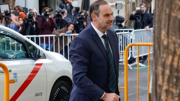 El juez muestra 'estupor' por que el exministro socialista siga siendo diputado pese a los 'consistentes indicios' de 'muy graves delitos'.